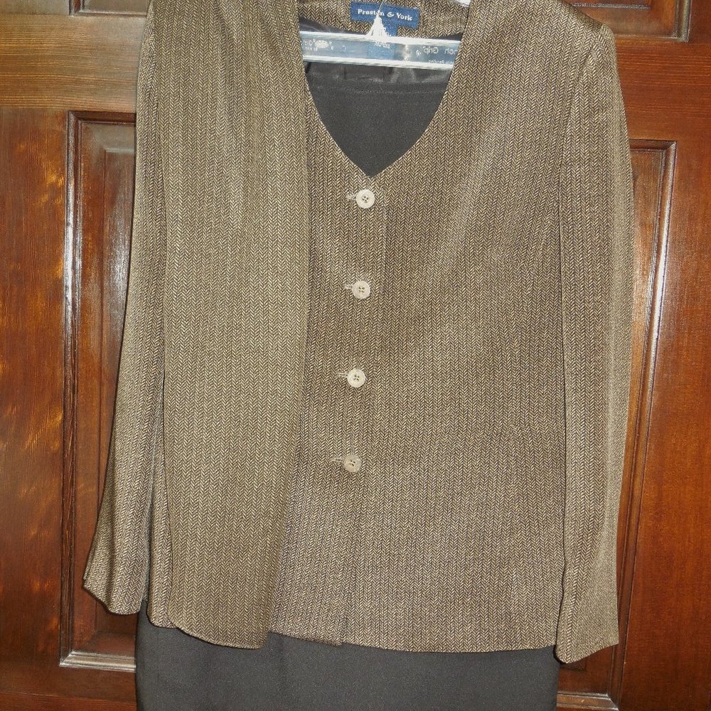 Suit 2 piece jacket and skirt 100% Silk